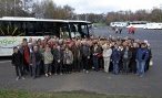 La délégation franco-allemande, composée d'élus et de familles, à la descente du bus, lors de sa visite de Vulcania. - JPEG - 213.2 ko