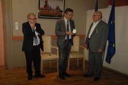 M. Pennetier reçoit la médaille de la Ville - JPEG - 2.7 Mo